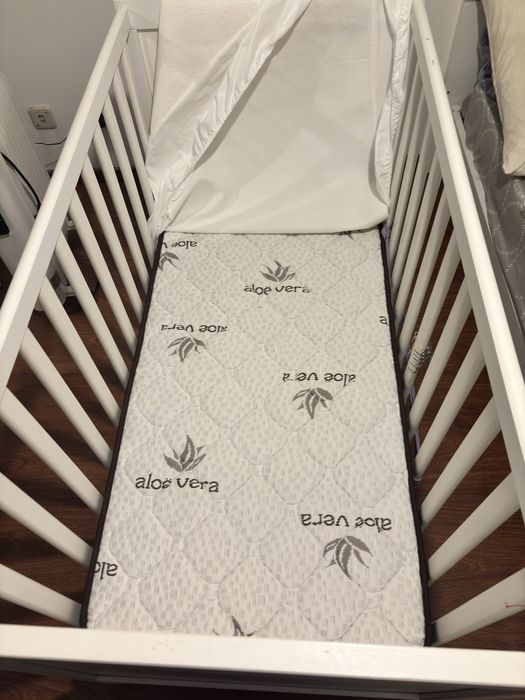 Berço com colchão e capa impermeável