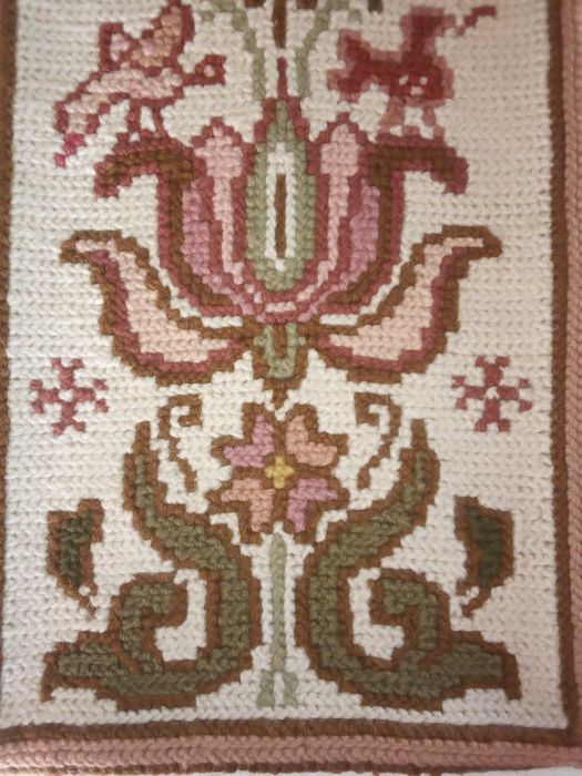 Pequeno painel em bordado de Arraiolos, com varão para pendurar, usado