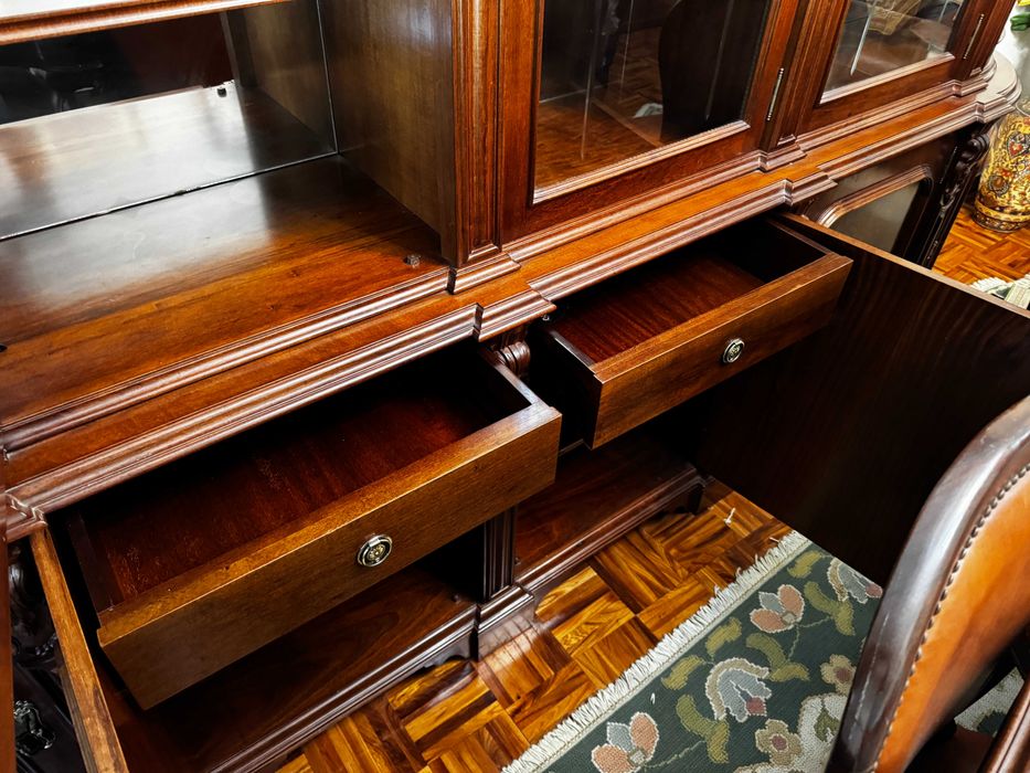 Sala de jantar clássica completa - mesa, 8 cadeiras e grande cristaleira