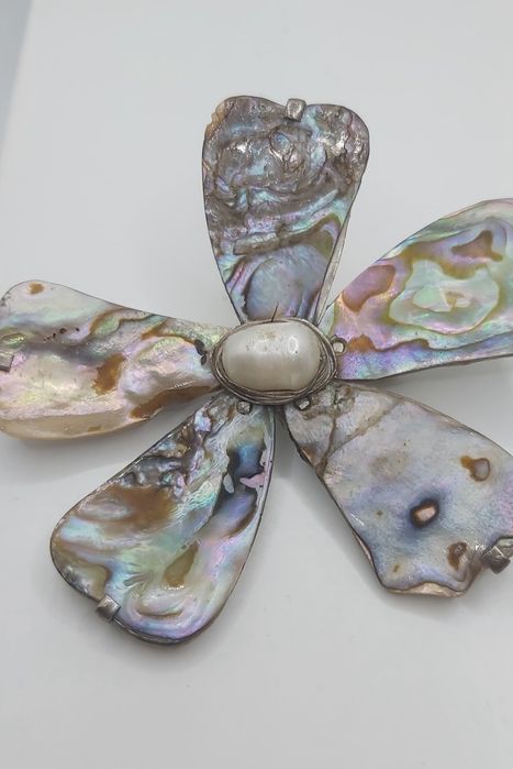 Alfinete de prata artesanal com madrepérola