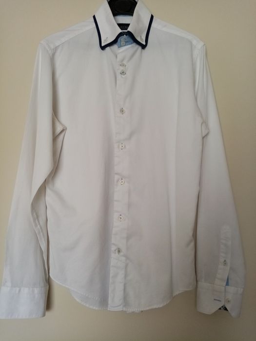 Biała koszula z długim rękawem