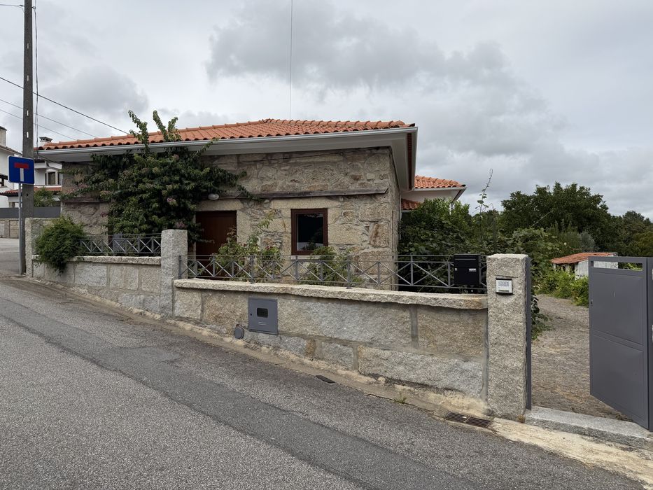 Casa T3 com jardim, churrasqueira e garagem na Esculca em Viseu