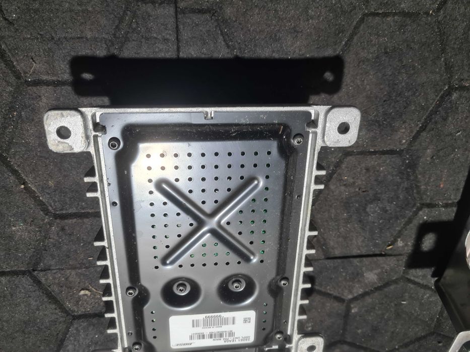 Nissan 370z wzmacniacz BOSE