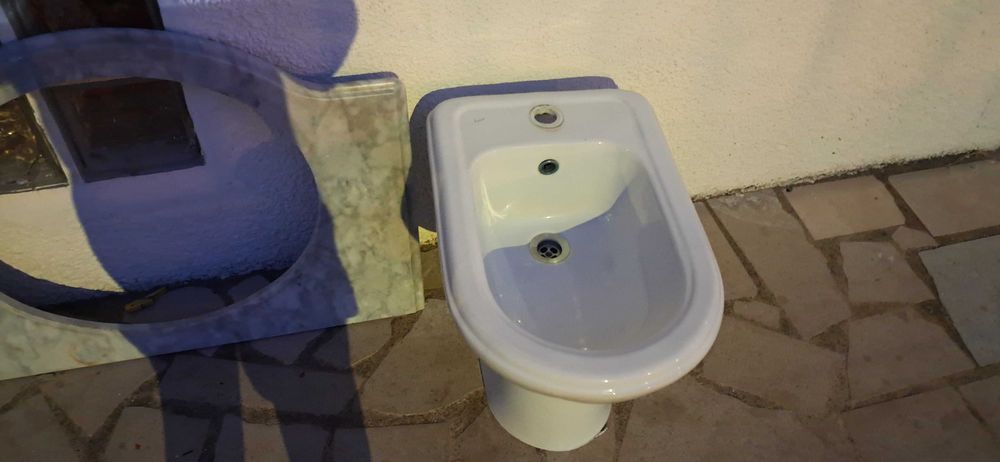 Bidé de casa de banho e lavatório