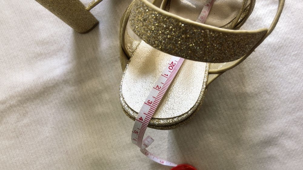 Śliczne złote buty na obcasie