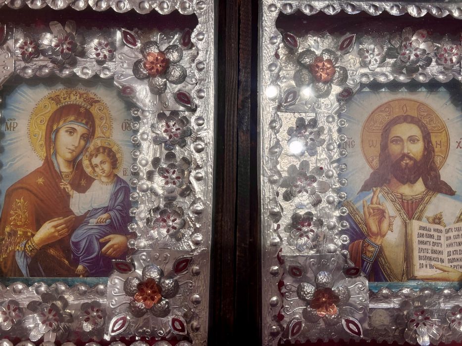 Старі ікони в дереві