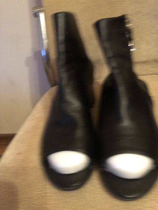 Czółenka bez pięt z cholewką .