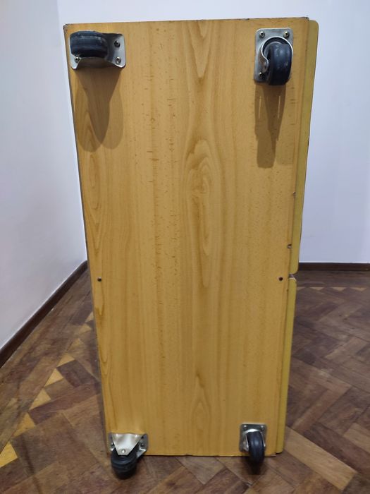 EXCELENTE ARMÁRIO com 2 portas, 6 Divisões, 4 rodízios e Tranca com Ca