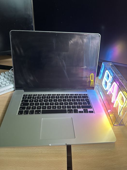 MacBook Pro 15” i7 / 16 GB RAM / 256 GB SSD