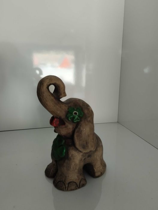 Elefante engraçado em louça e pintado á mão