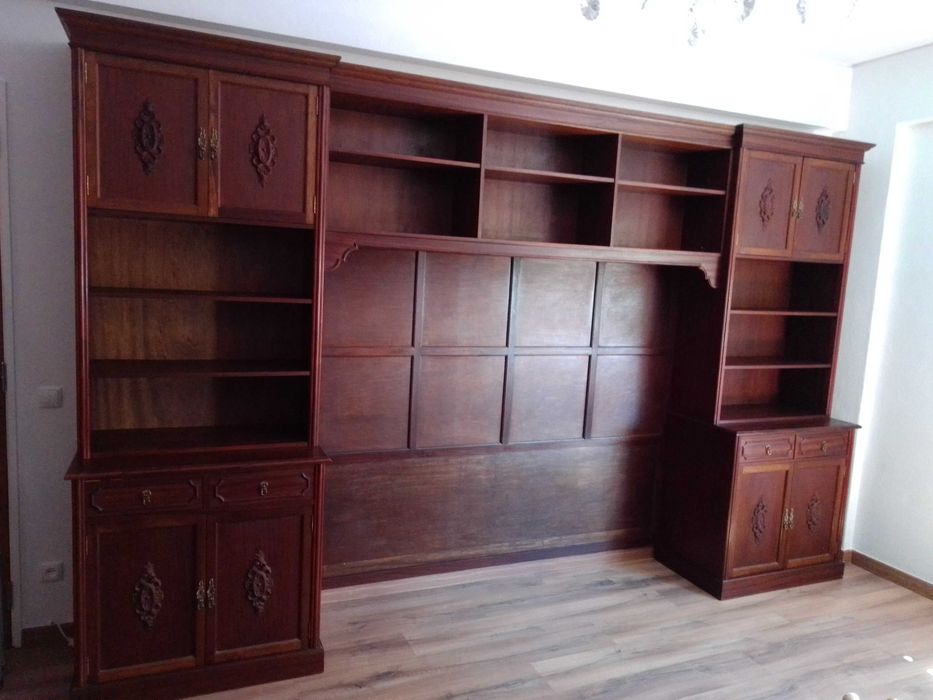 Móvel estante de sala em cor mogno.