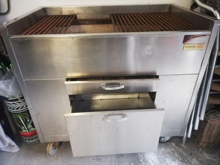 Grelhador profissional, em inox com tijolo refratário.