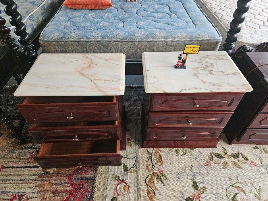 Excelentes mesas de cabeceira em madeira com tamp