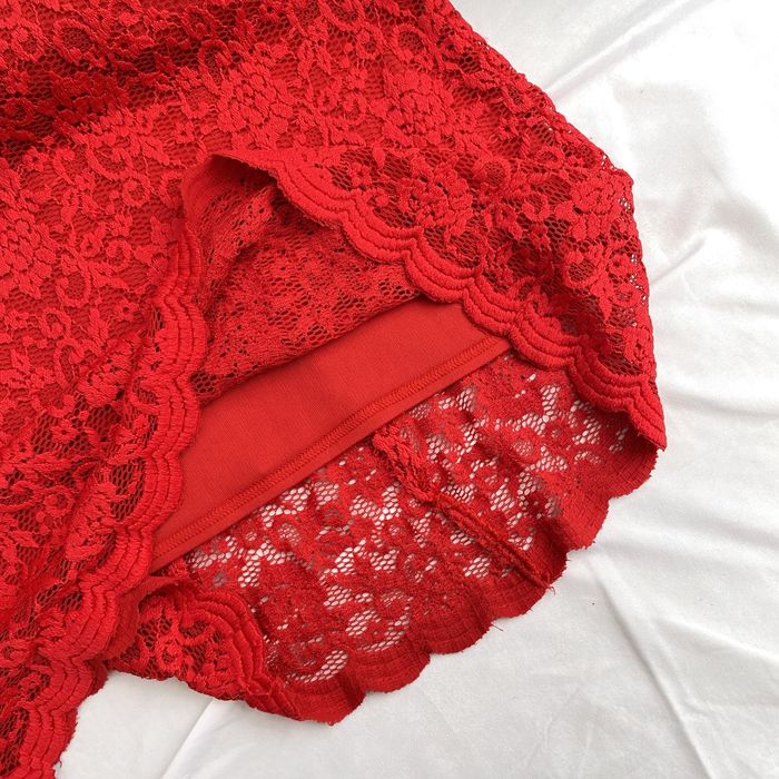 Czerwona koronkowa sukienka, Orsay