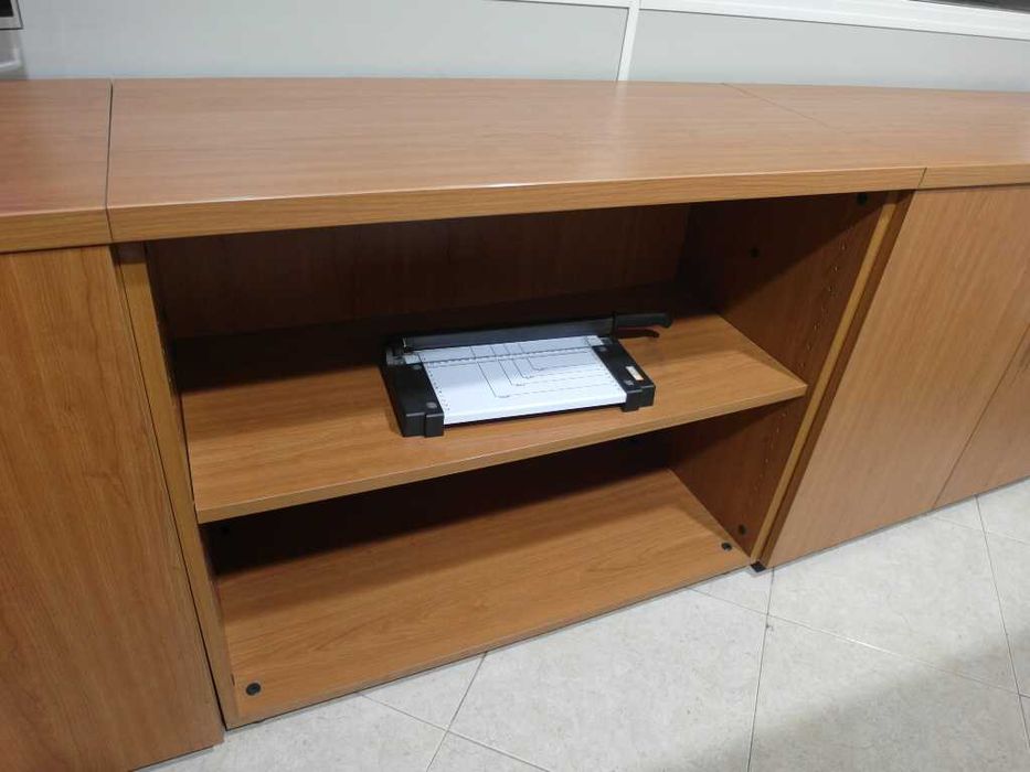 Móvel inferior para escritório com portas e estado novo