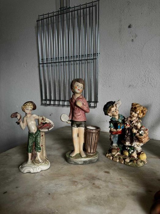 conjunto de pequenas estatuetas em cerâmica