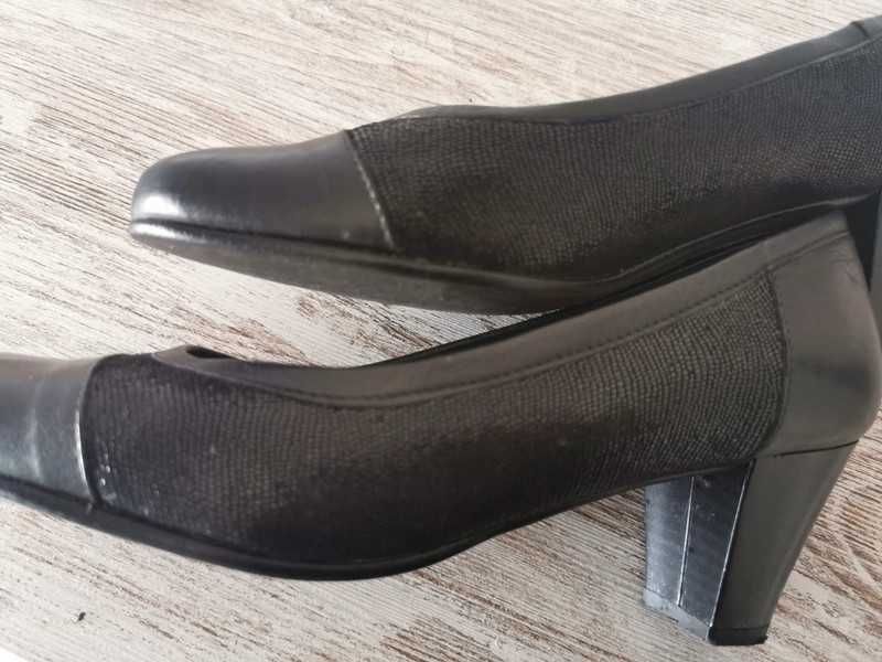 Sapatos pretos em pele, tamanho 38, para senhora.