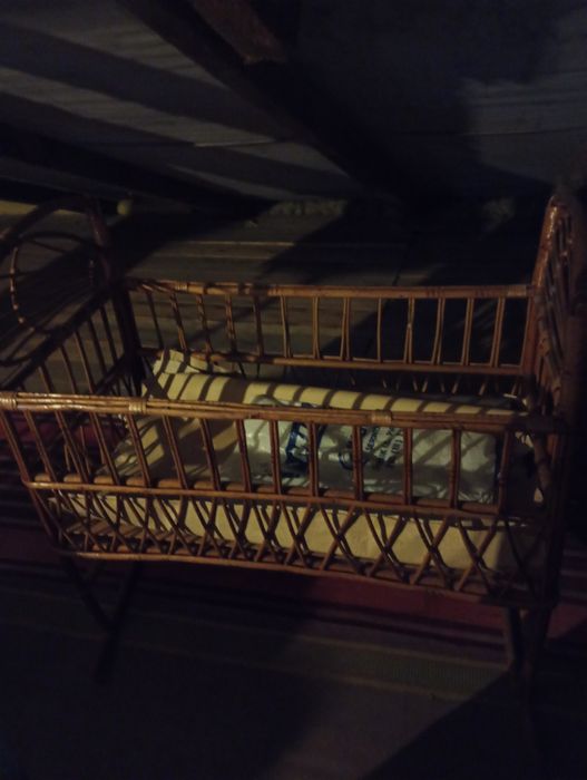 Колиска для дитини з лози