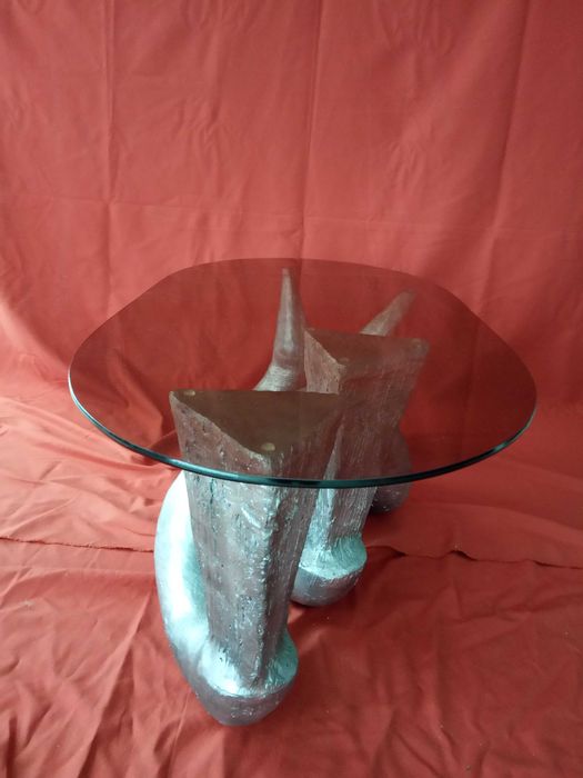 Mesa de centro em fibra prateada com tampo de vidro