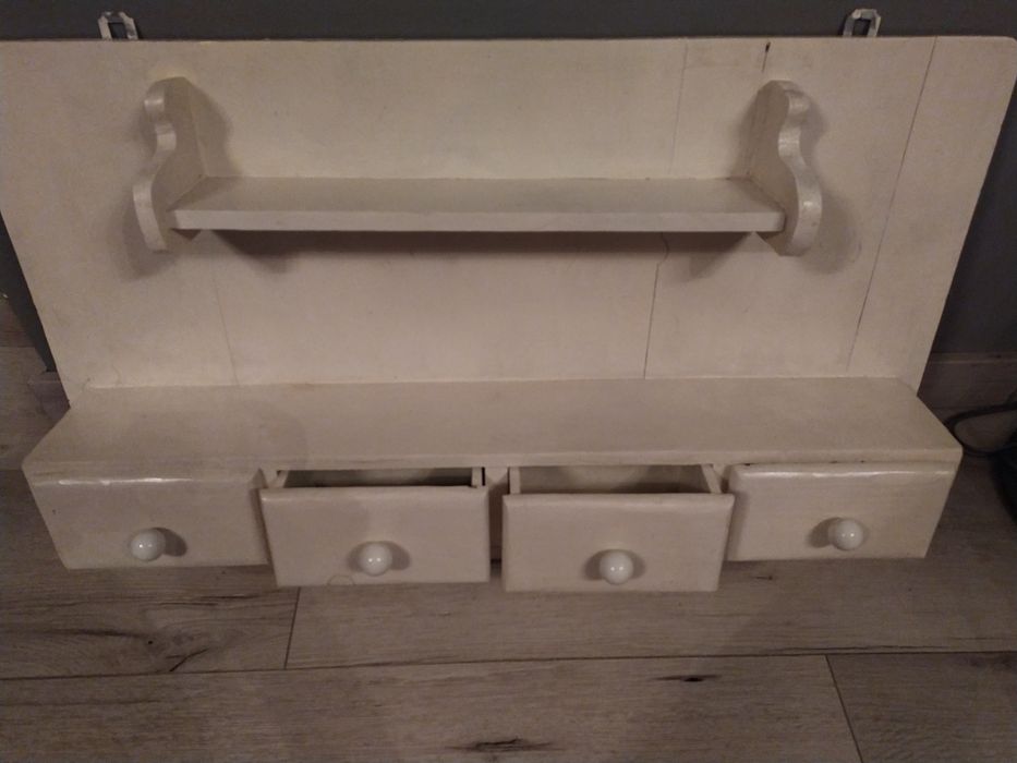 Stara odrestaurowana szafka wisząca kuchenna