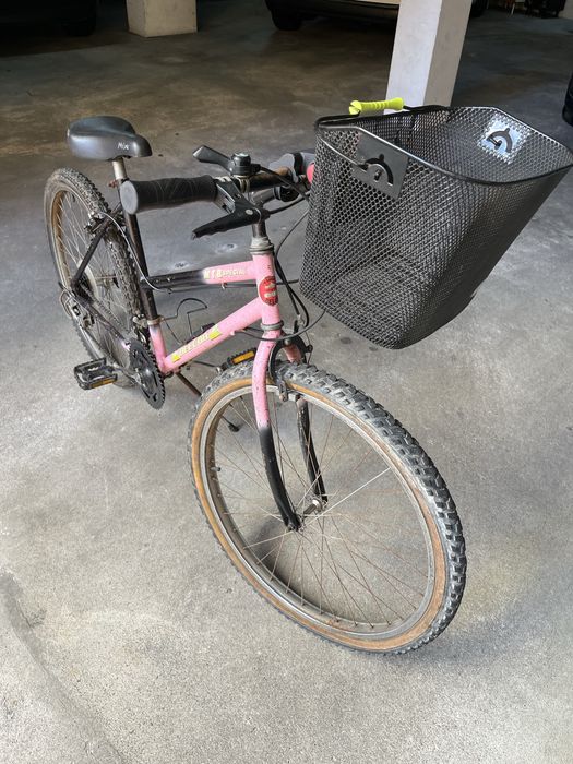 Bicicleta com marcha e cesta