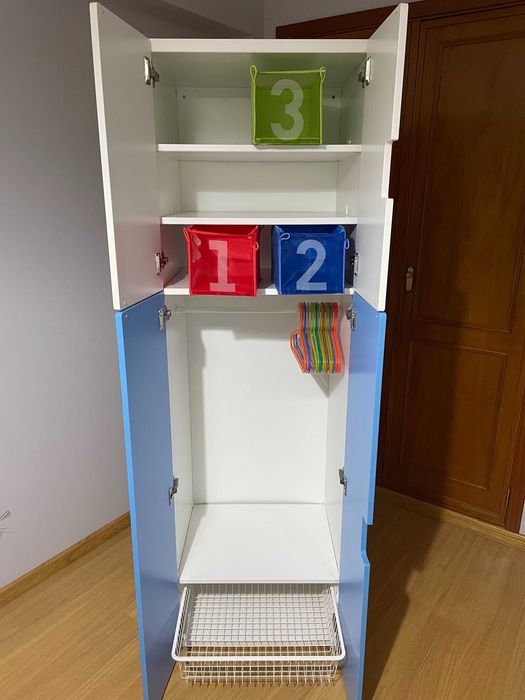 Roupeiro e camiseiro quarto de criança