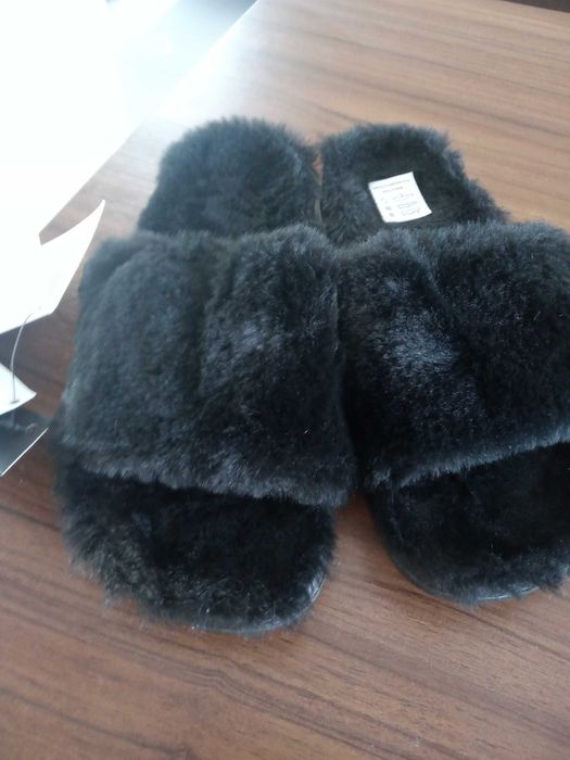 Sprzedam klapki z futerkiem 37. Nowe