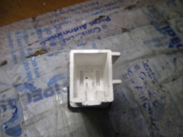Comando / botão / interruptor multifunções VOLKSWAGEN Passat (3B3)457725077273989123