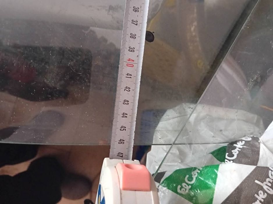 Parabrisas antigo de carro sem identificação de modelo