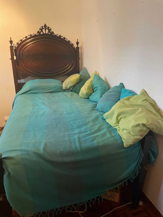 Cama Dona Maria em bom estado com colchão feito à medida