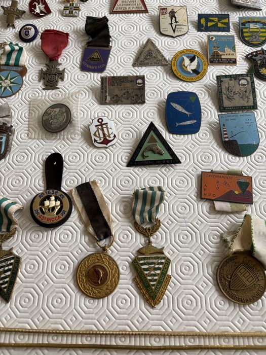 Medalhas crachas pins alfinetes