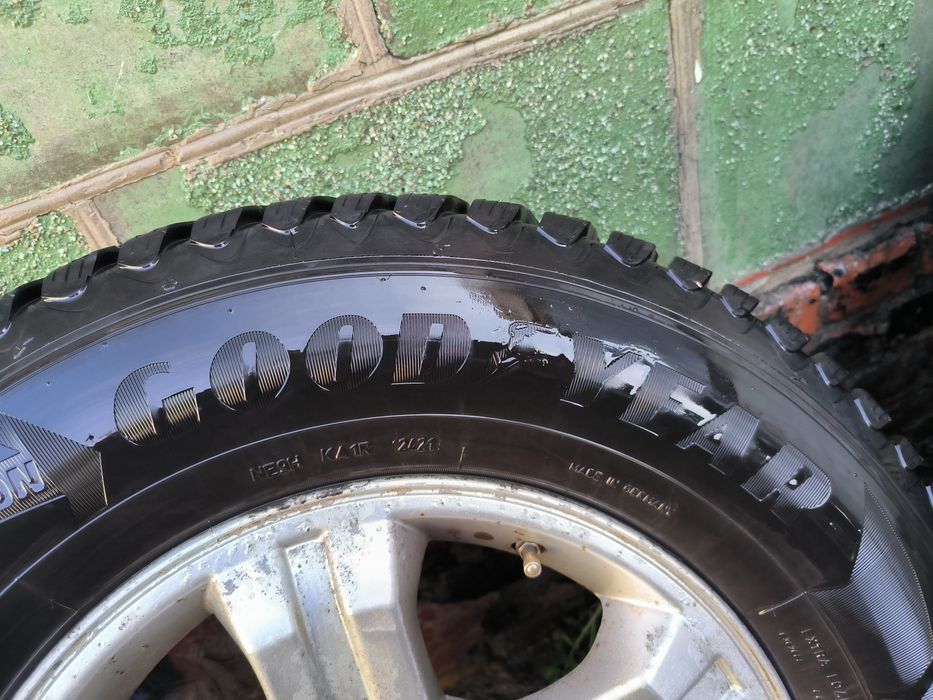 Продам зимнюю резину Goodyear ultra grip 245 70 16