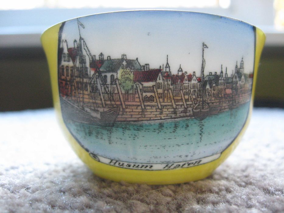 Ozdobna filiżanka z widokiem portu Husum Niemcy Schlezwik Holsztyn