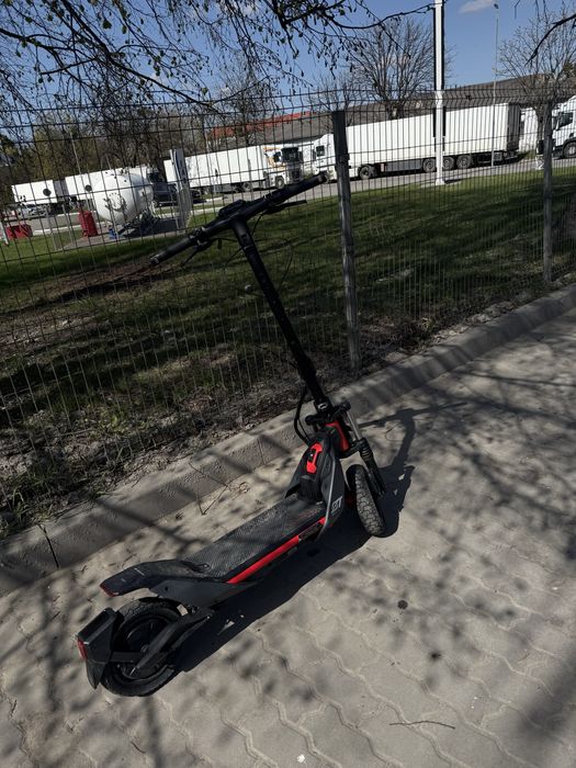 Продам електросамокат Ninebot zt 3 pro e