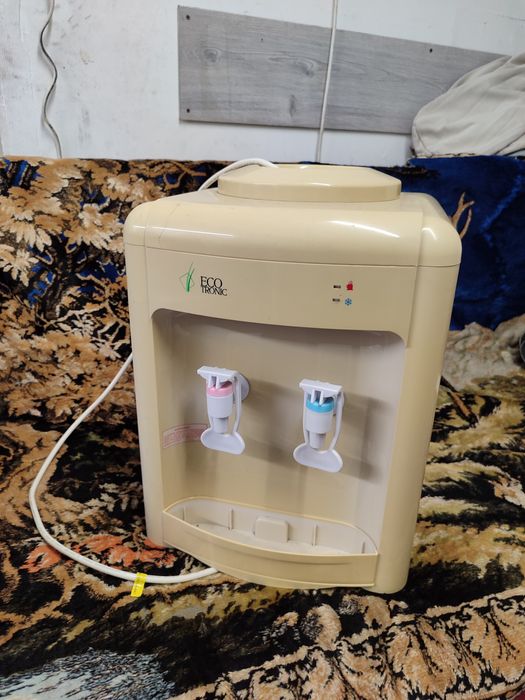 Кулер для води, робочий