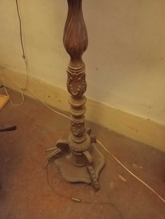 Candeeiro antigo de pé em madeira