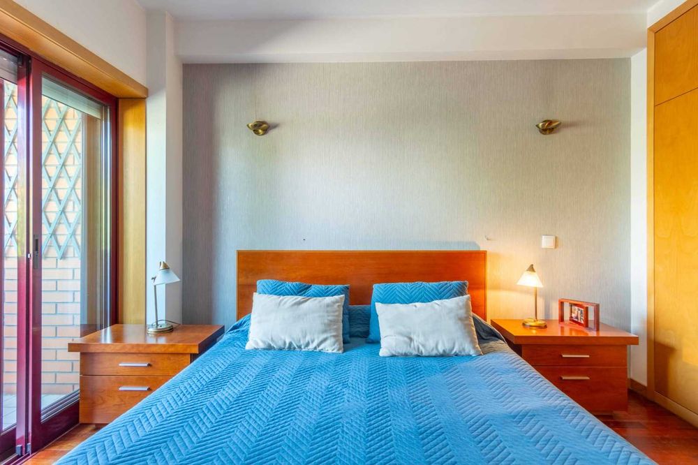 Cama de Casal 1,55x1,95m + 2 Mesinhas | Madeira Maciça de Cerejeira