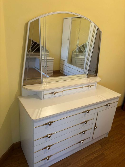 Cómoda com espelho branco