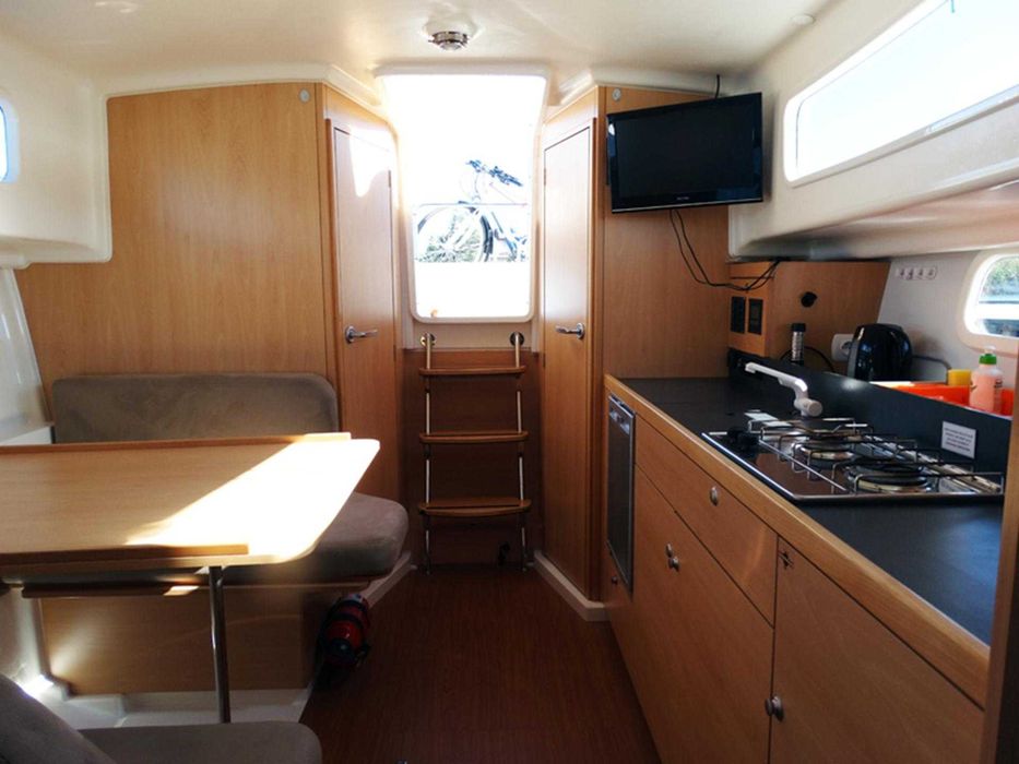 Jacht motorowy kabinowy Nautika 830