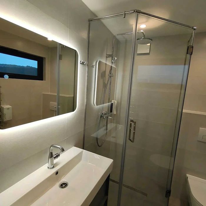 Шикарный сучасный котедж з мальовничими краєвидами гори Карпати є чан