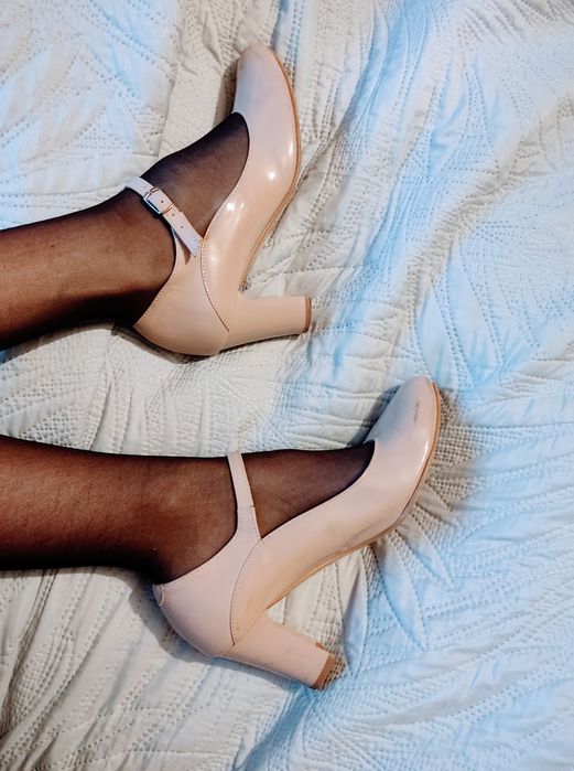 Buty lakierki 36 beżowe czółenka ślubne