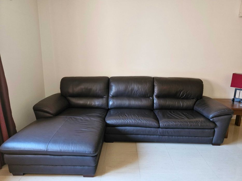 Sofá castanho escuro chaise-Long em Pele