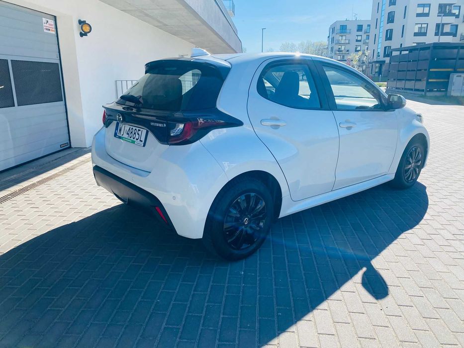 Mazda 2 hybrid 2022 Salon Polska jak Yaris