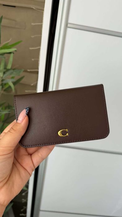 Mały brązowy elegancki portfel/etui na karty z logo Coach