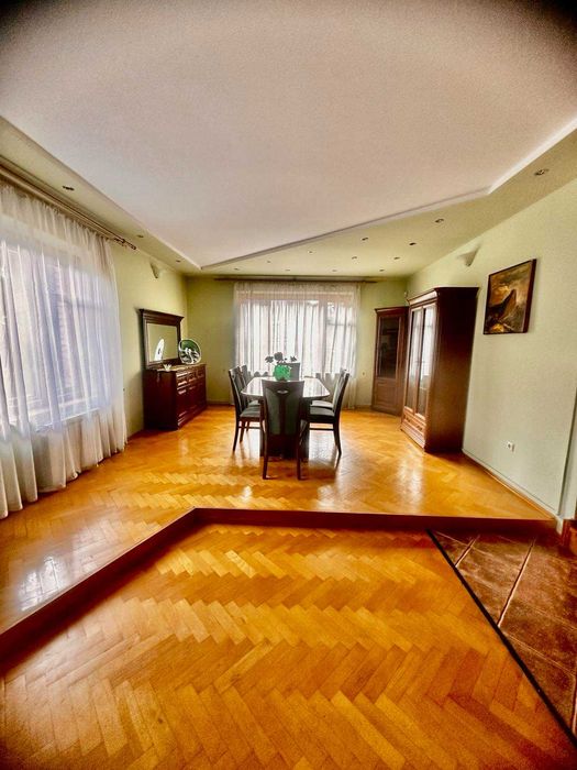 Продаж будинку з великою земельною ділянкою в Брюховичах,