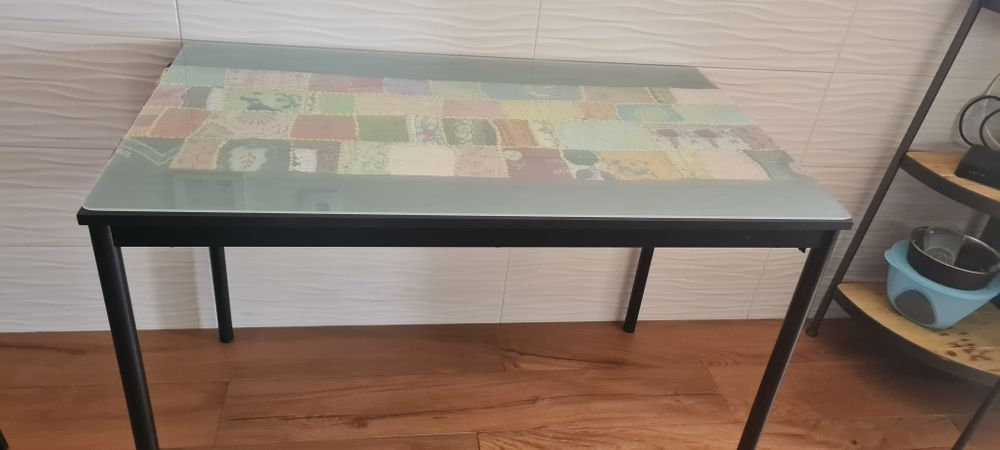 Mesa de refeições com pés de metal e tampo em vidro