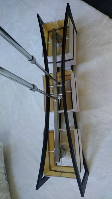 Lampa sufitowa z trzema punktami oświetlenia