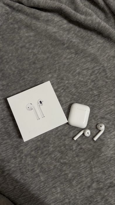 AirPods 2 with charging case