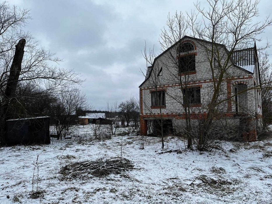 Незавершений будинок та земля у с. Годиха біля річки