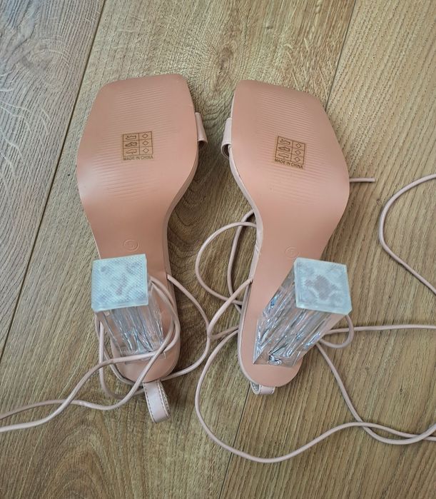 Женские бежевые босоножки на прозрачном каблуке с завязками